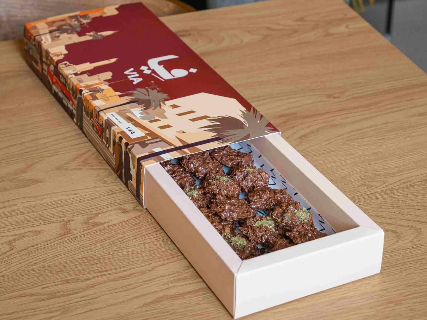 بوكس كرانشي شوكلت - 21 قطعة، داخل بوكس بتصميم فريد للجمعات، المناسبات الرسمية