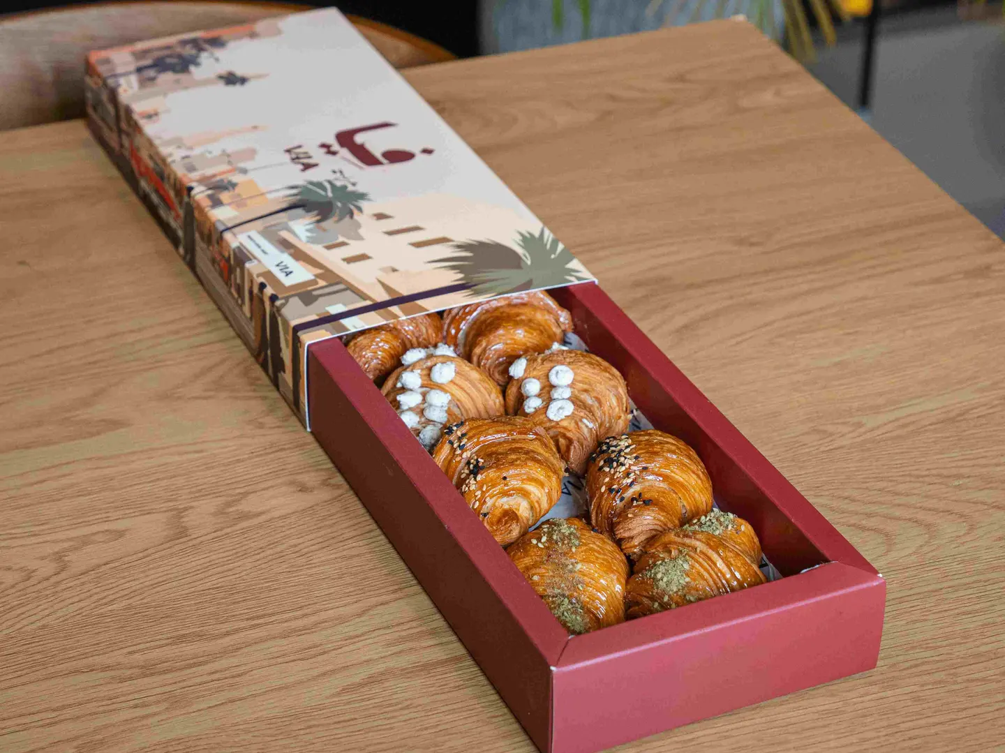 بوكس ميني كرواسون - 8 قطع، داخل بوكس بتصميم فريد للجمعات، المناسبات الرسمية