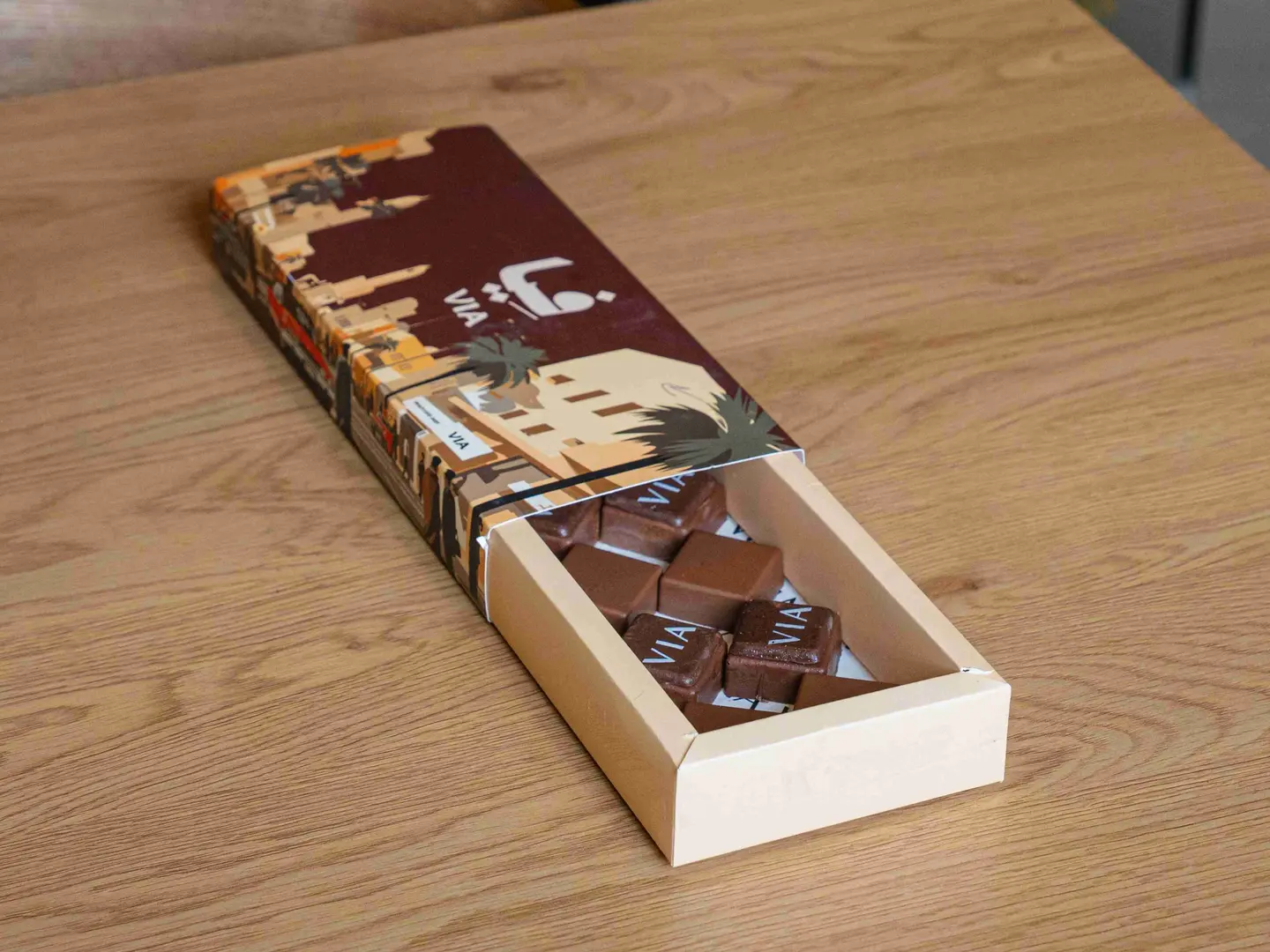 بوكس شوكلت بلجيكي- 18 قطعة فاخرة ، داخل بوكس بتصميم فريد للجمعات، المناسبات الرسمية