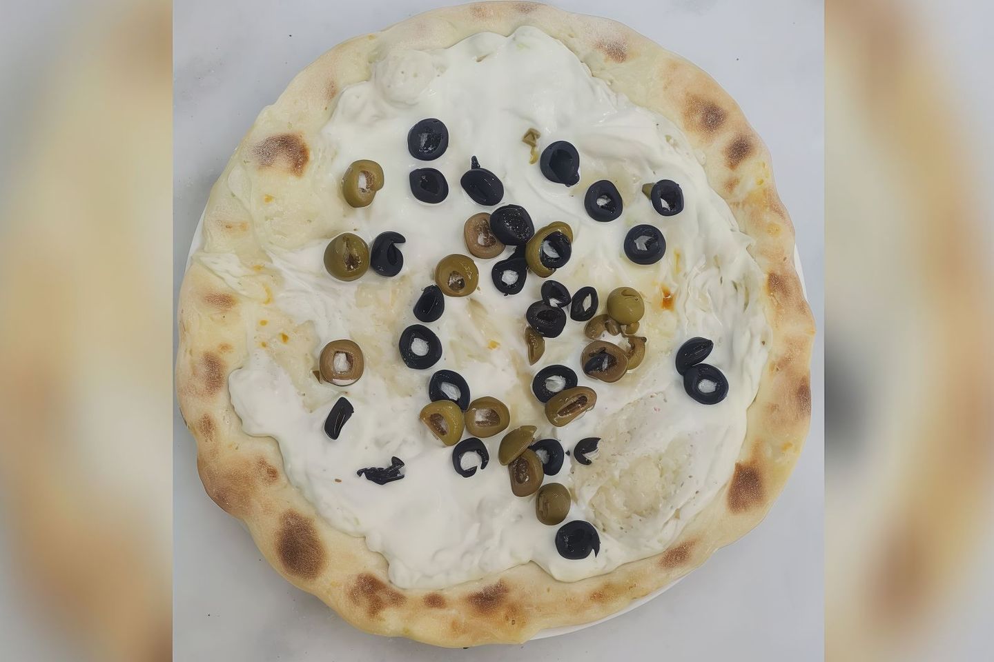 لبنة مع زيتون