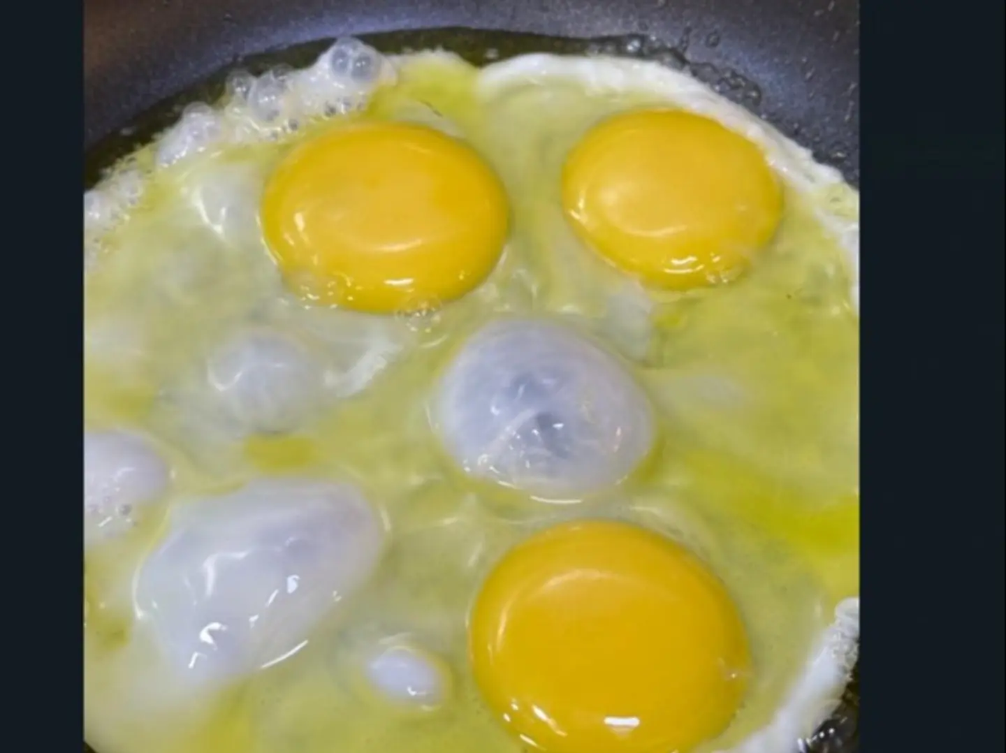 بيضة نصف مقلية قطعة
