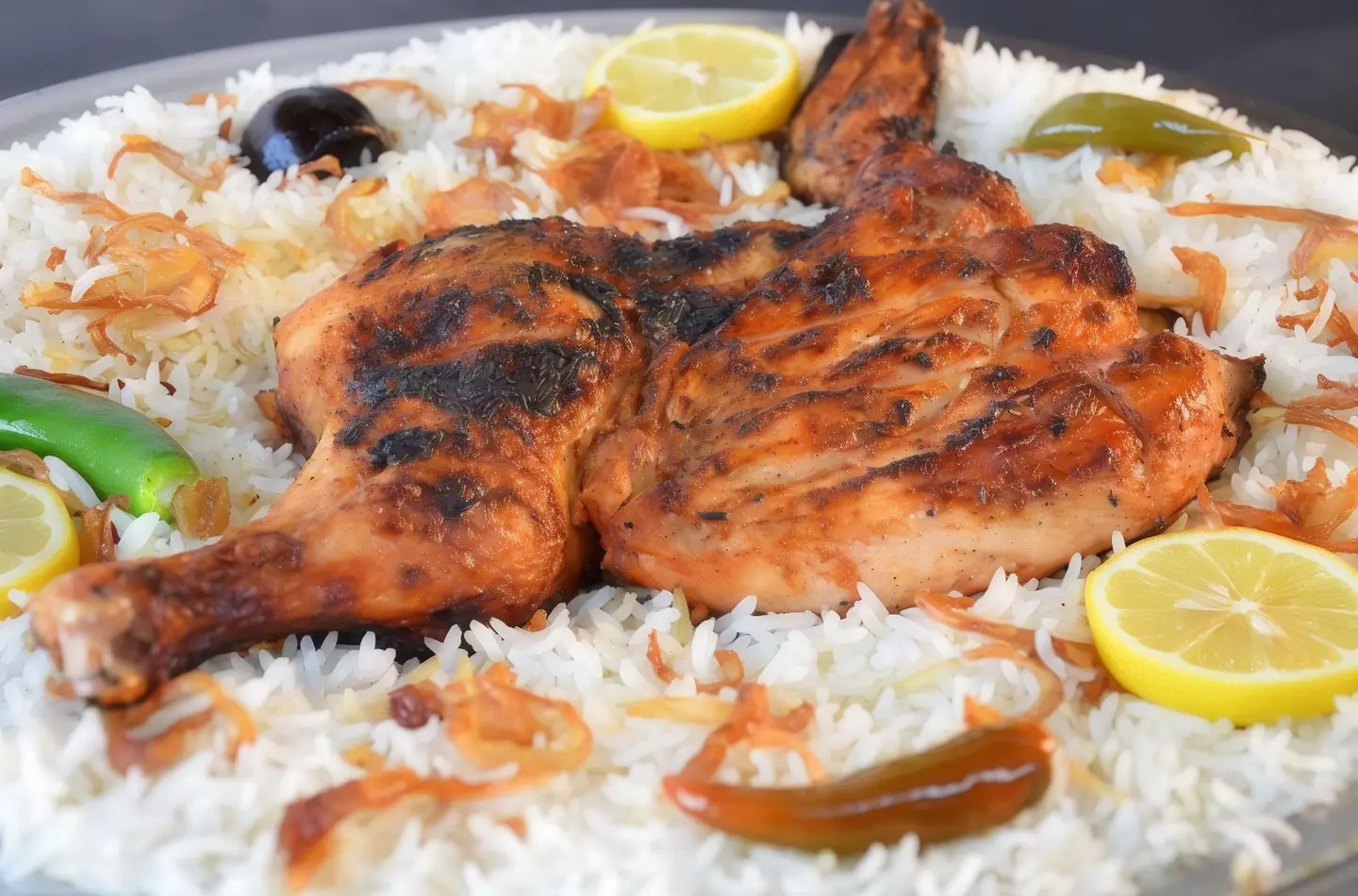 حبة دجاج على الفحم مع الرز