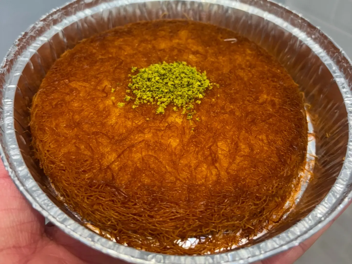 كنافة قشطة وتمر حجم صغير