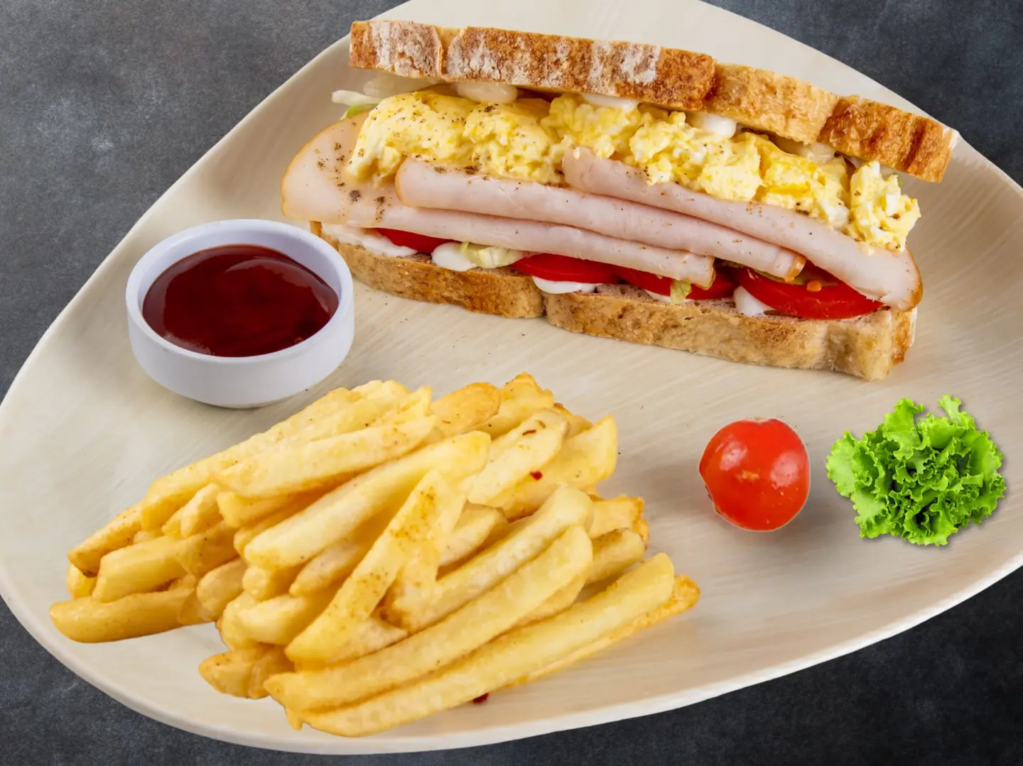 ساندوتش التركي المدخن والبيض