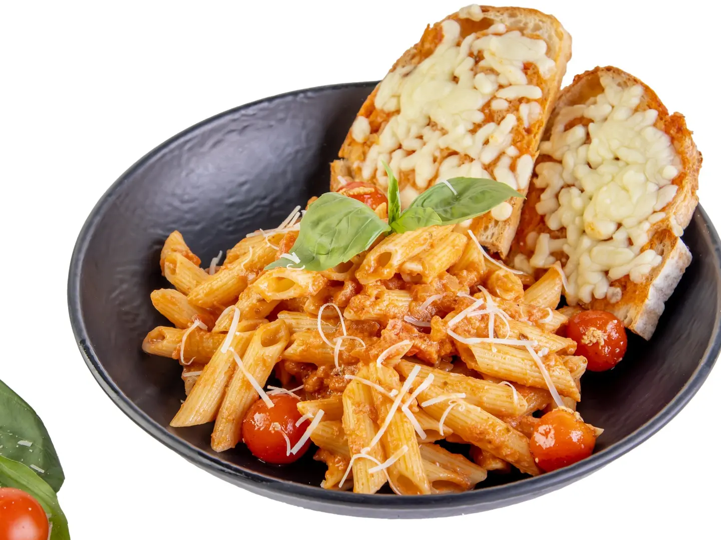 بيني بصلصة الطماطم الكريمية مع خبز الثوم الريفي