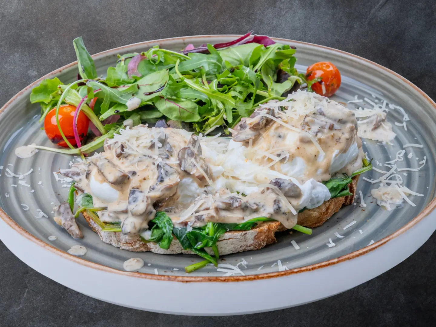 بيض بنديكت بكريمة الفطر