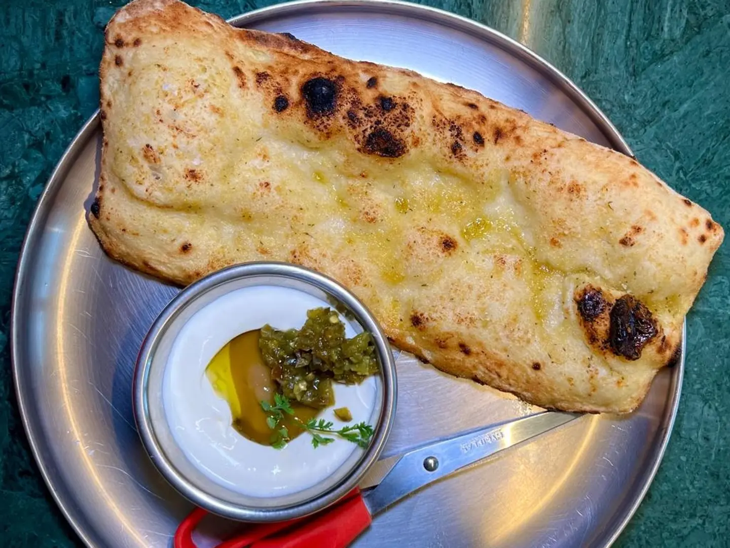 خبز البيتا بالثوم المخبوز على الحجر