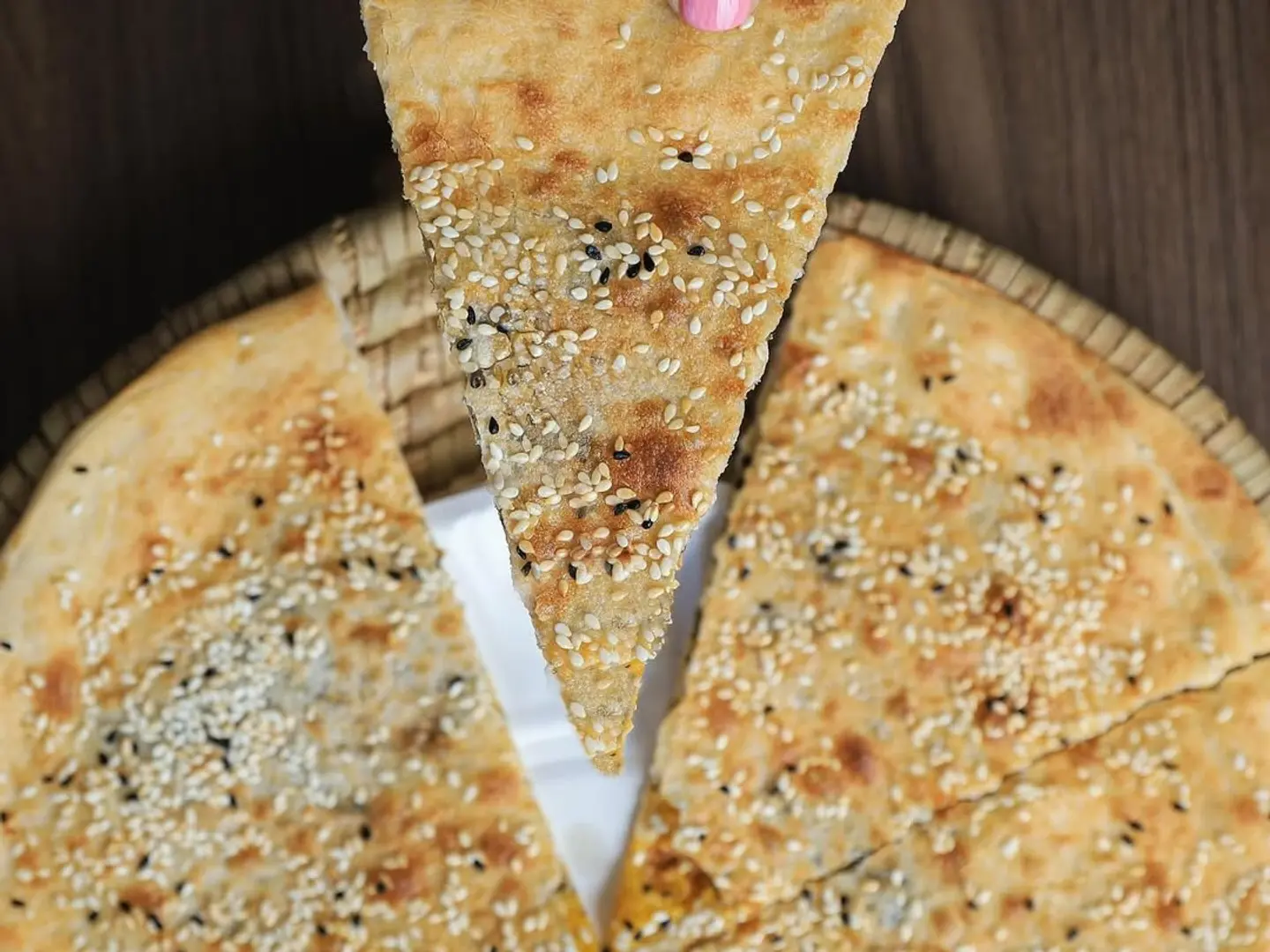 خبز طحينية و جبن سائل