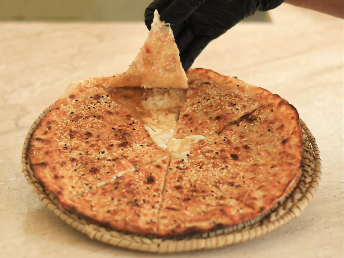 خبز طحينية و جبن سائل