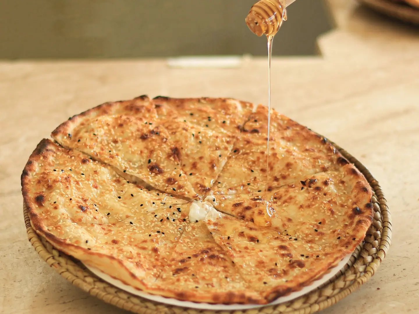 خبز لبنه وعسل