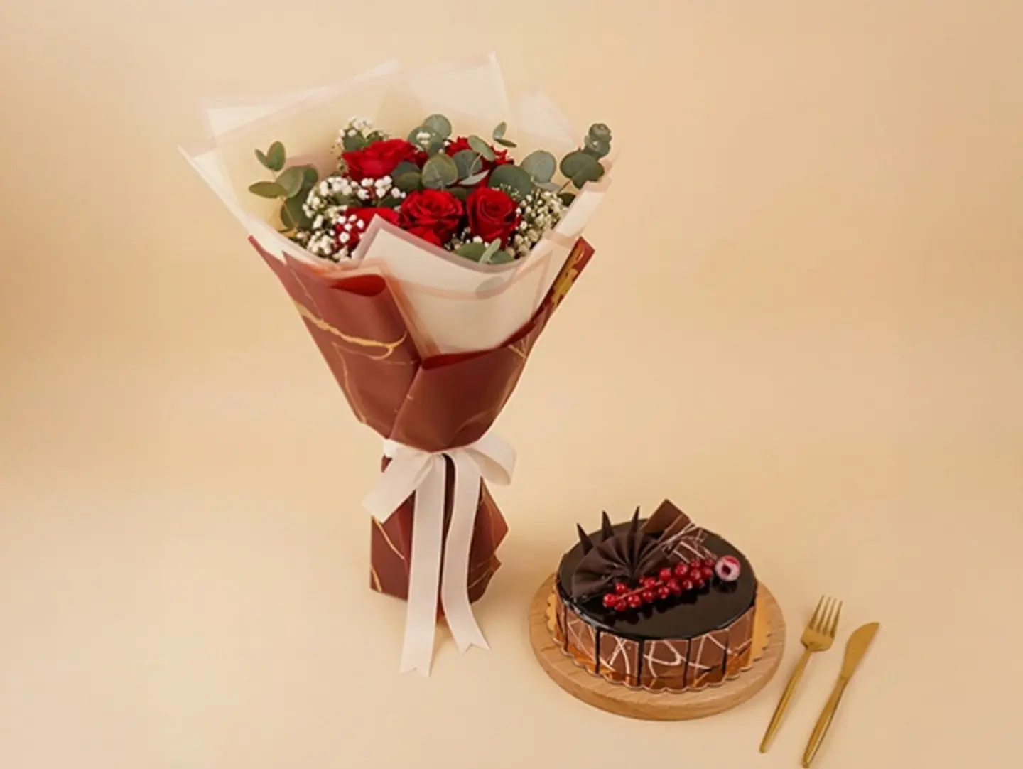 باقة ورود حمراء مع كعكة الشوكولاتة