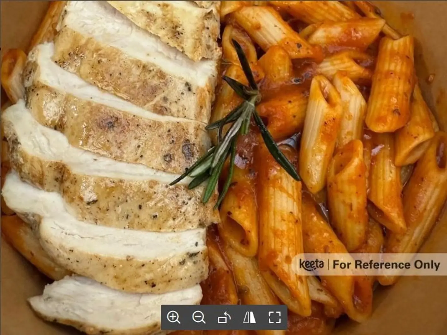 دجاج مشوي مع باستا بصلصة حمراء