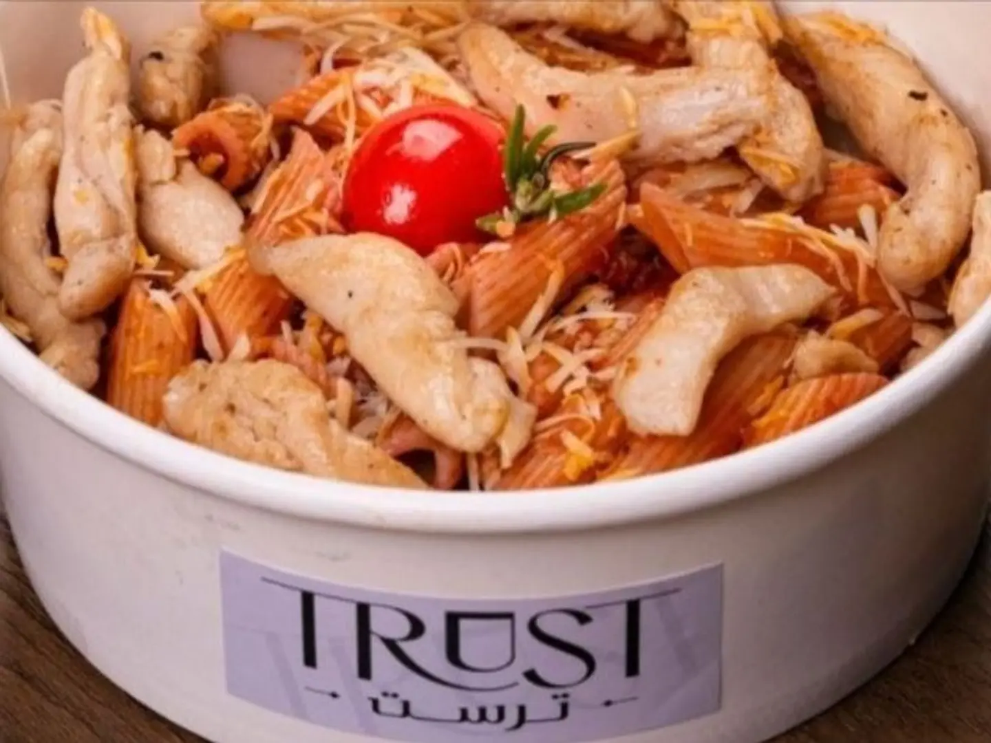 معكرونة بالصلصة الوردية مع الدجاج