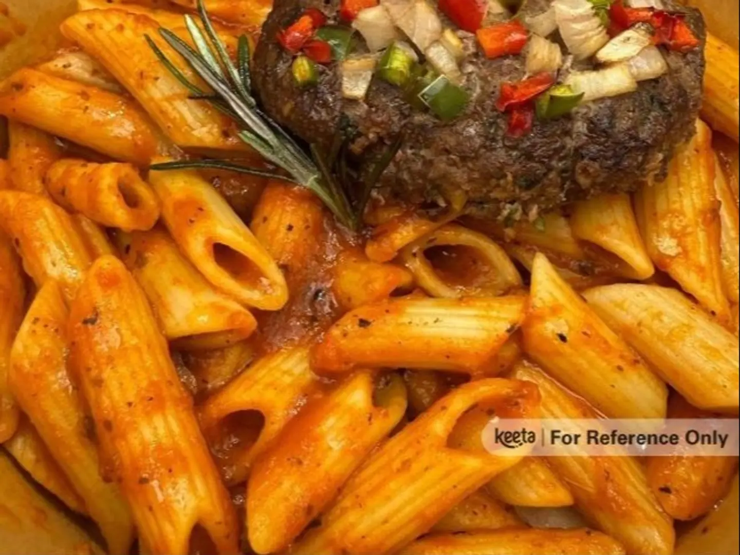 كفتة لحم بقري بالفرن مع مكرونة بصلصة حمراء