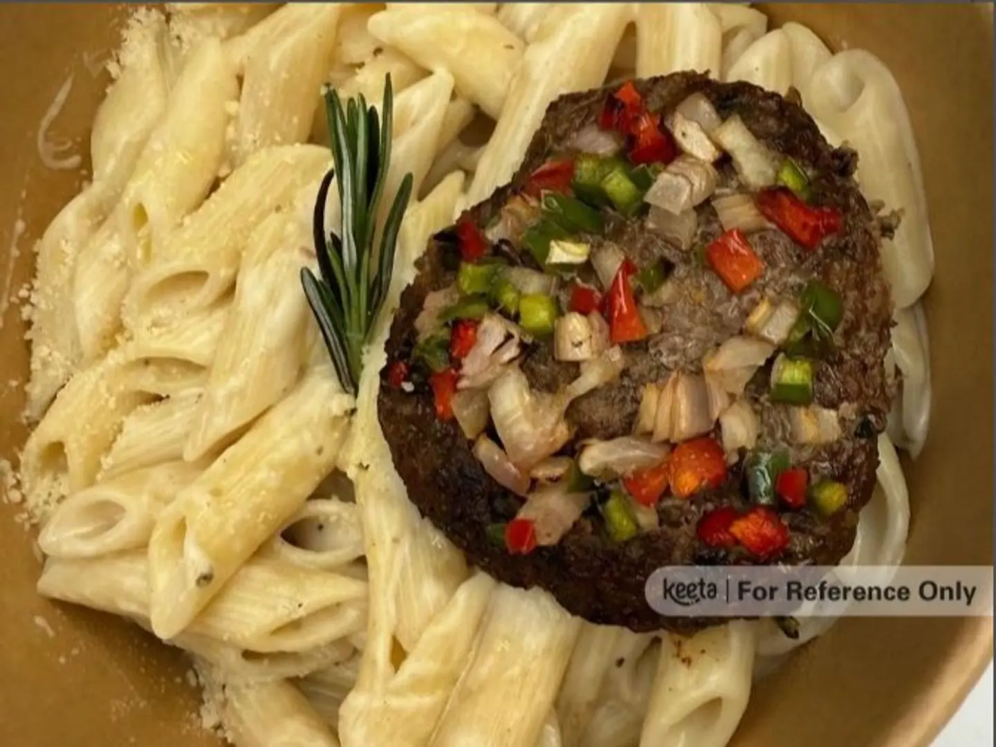 كفتة لحم بقري بالفرن مع باستا بالصلصة البيضاء