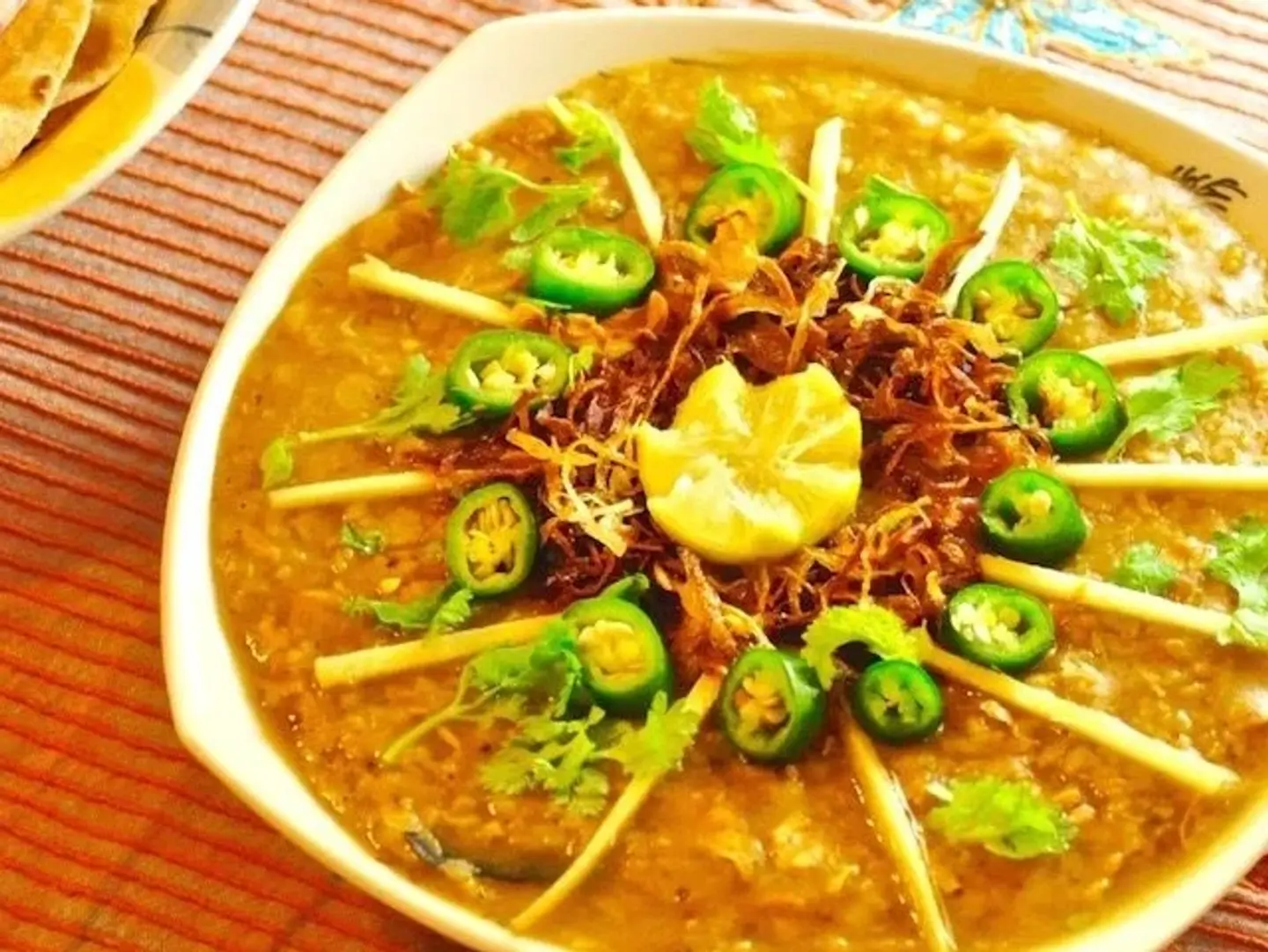 Chicken Haleem 1 Kg Served With 4 Shami Kabab And 6 Free Naans