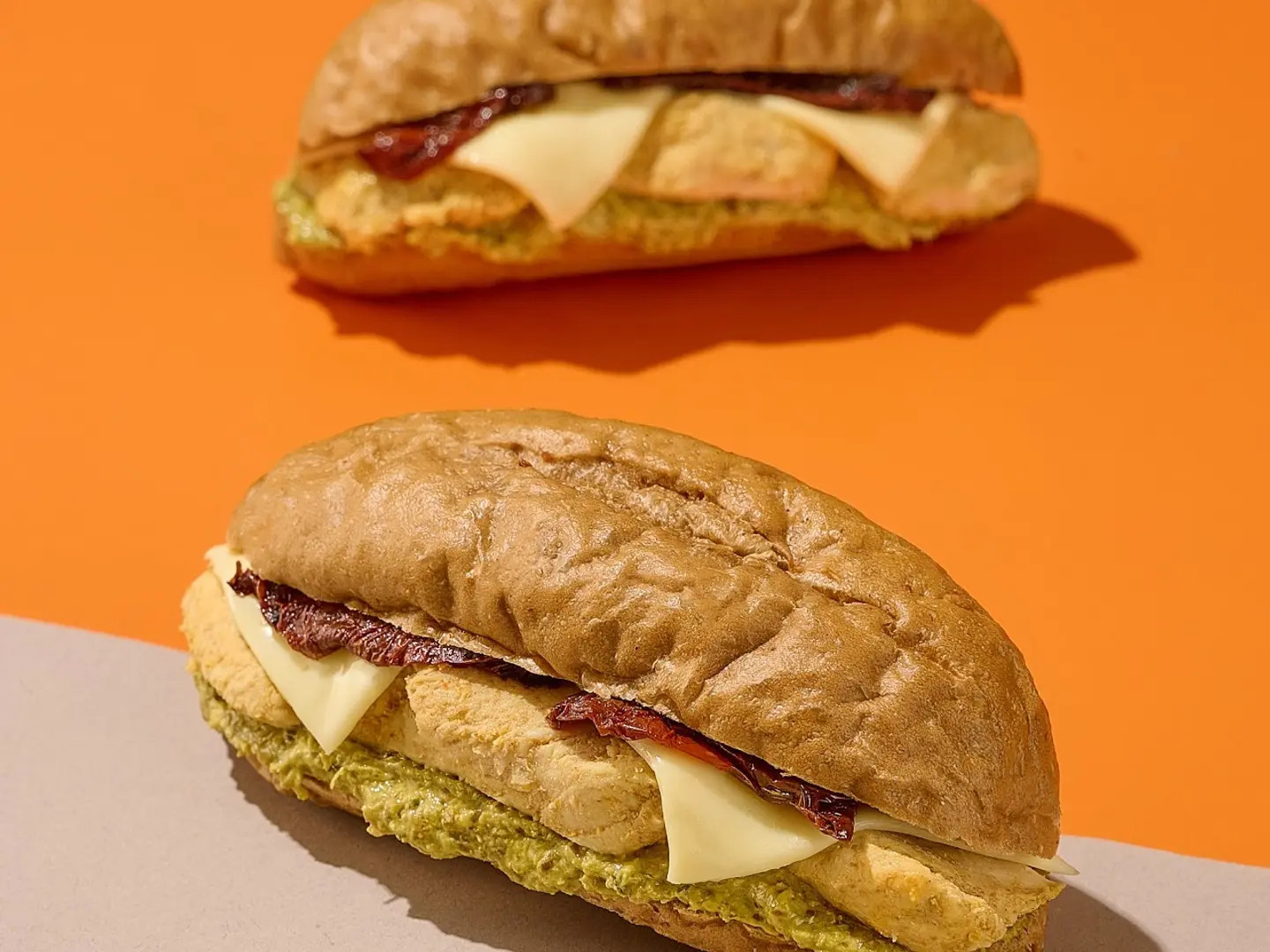 ٢ ميني تشيكن بيستو ساندويتش