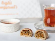 سمبوسة لحم عجل مع سلطه