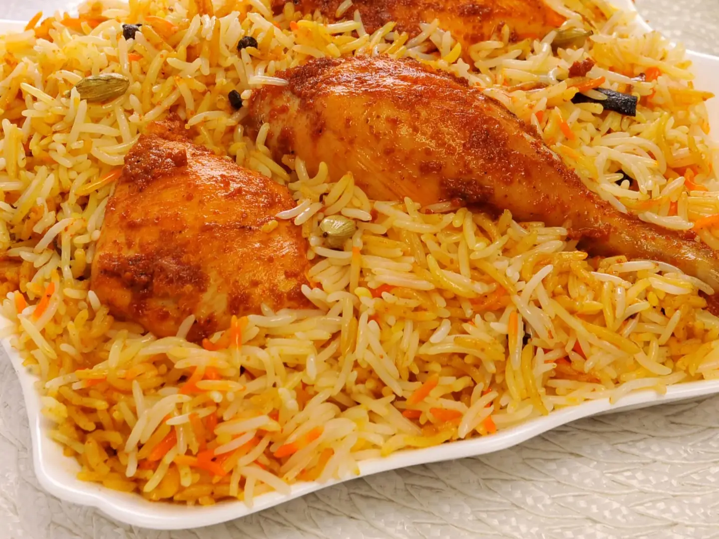 رز برياني مع نصف حبة دجاج