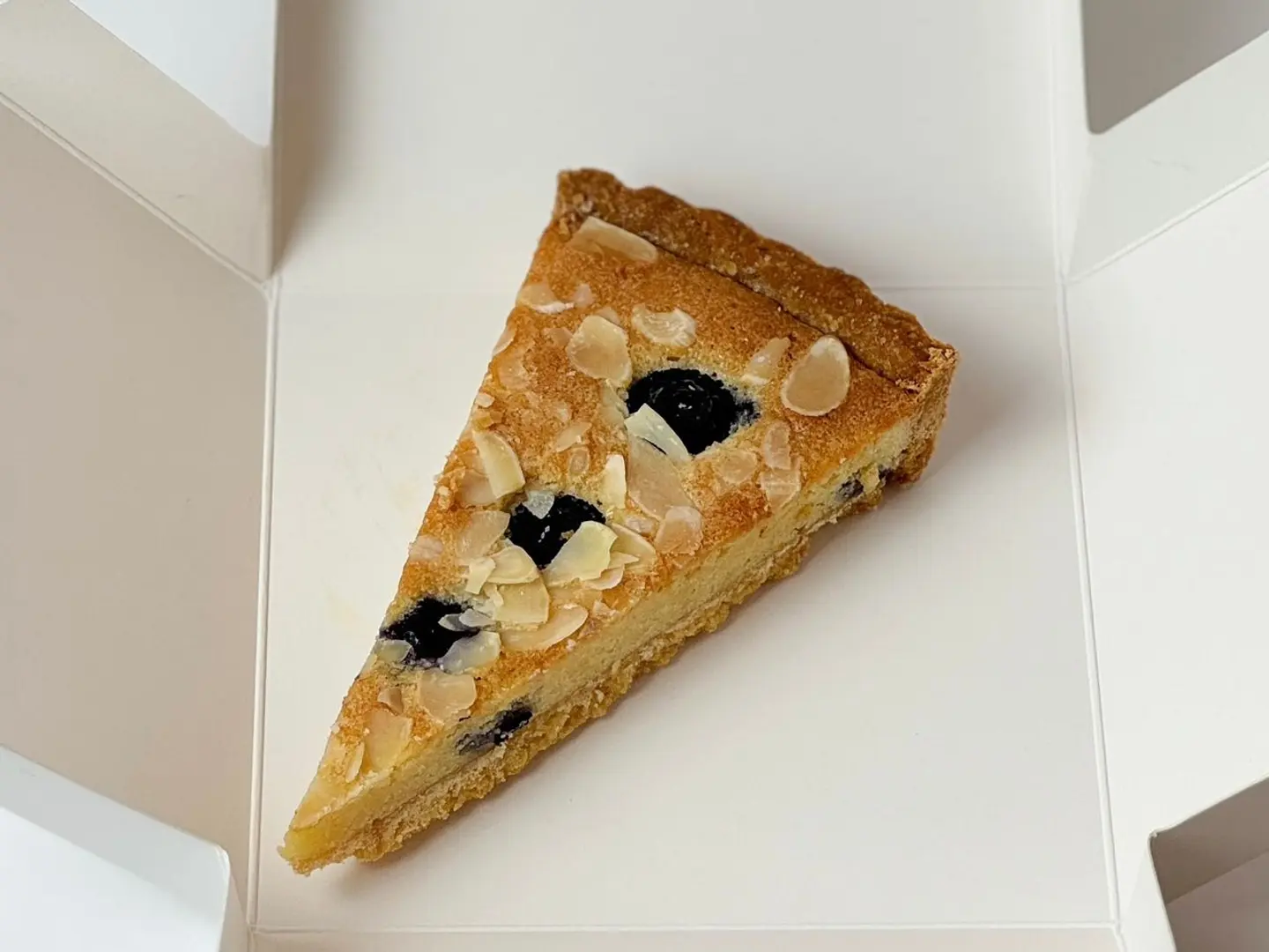 تارت اللوز بالتوت