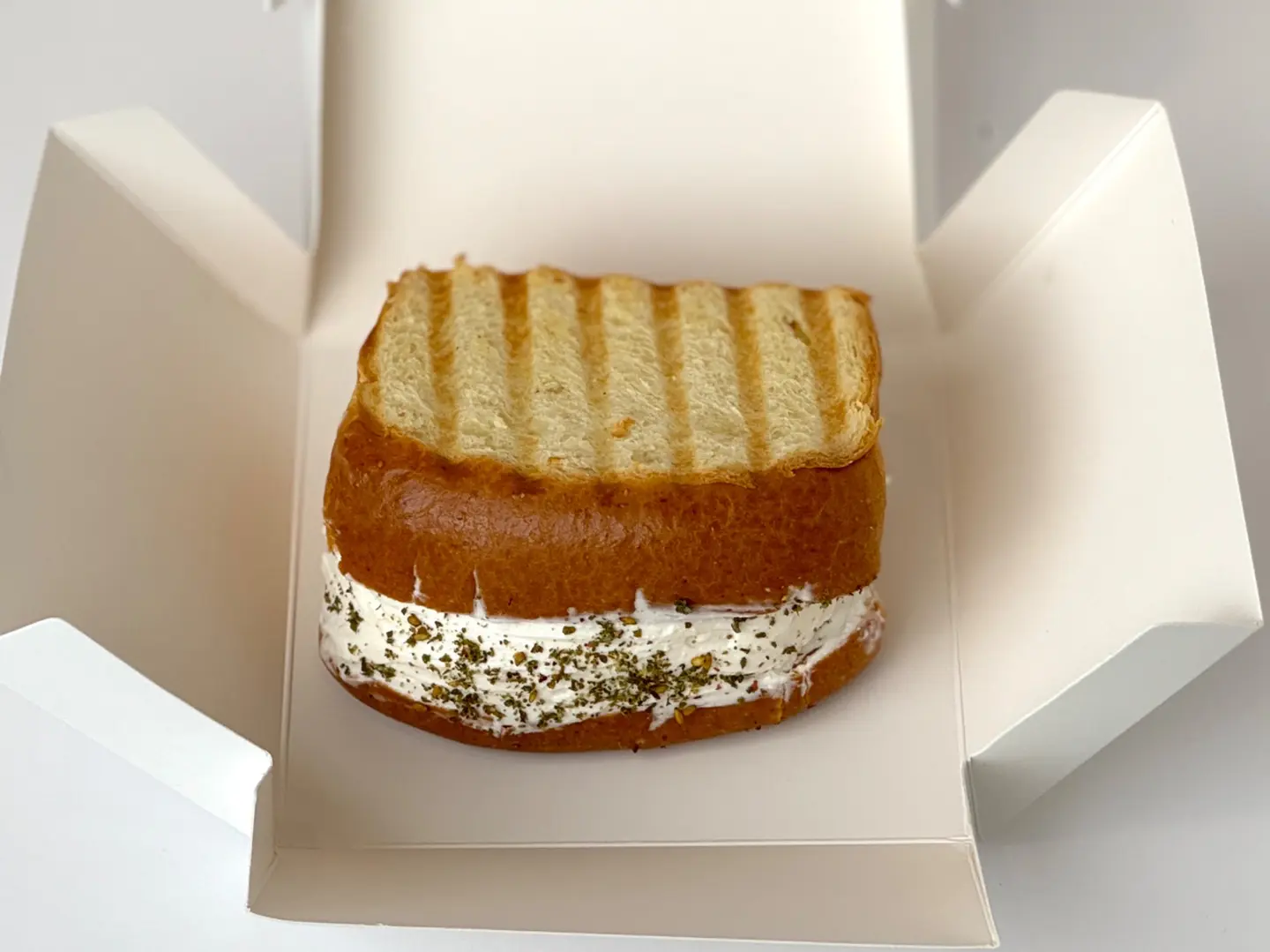 سندويتش بريوش لبنة وزعتر