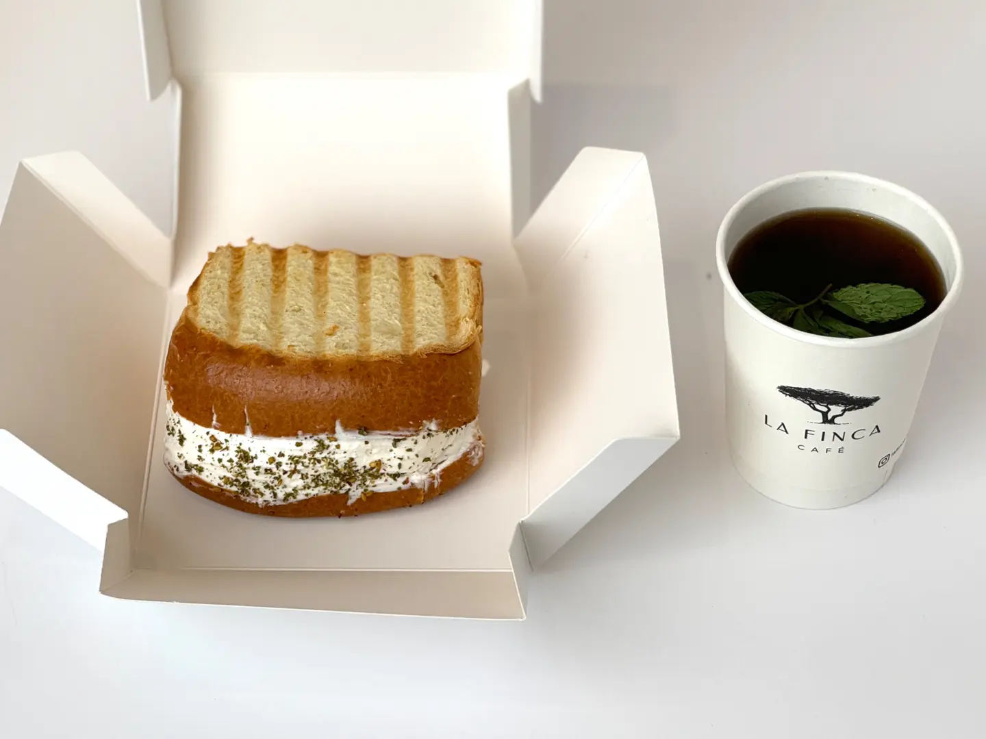 ساندويتش مع كوب شاي تلقيمة