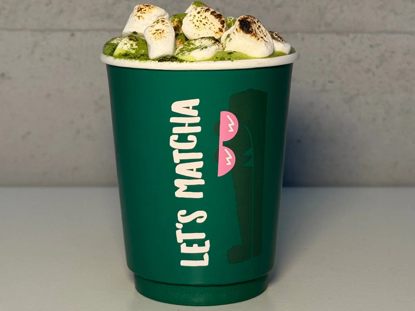 شوكولاتة بيضاء ساخنة مع الماتشا