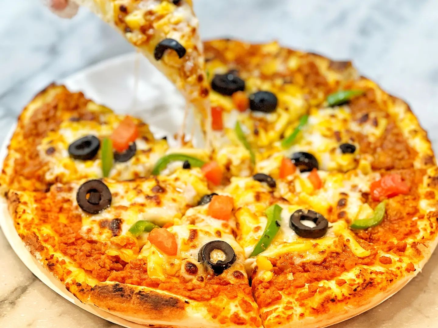 بيتزا لحم مع جبن سائل