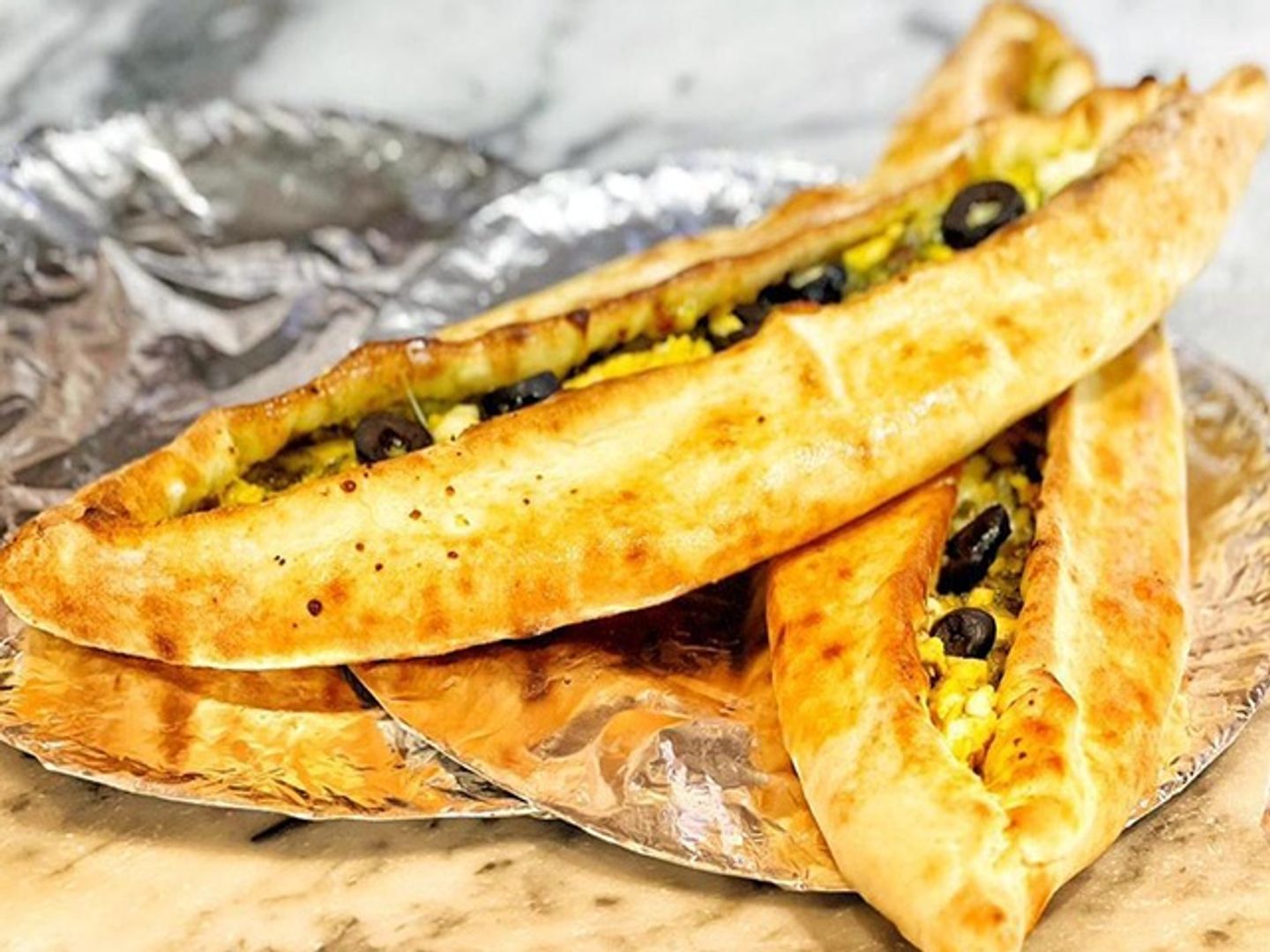 فطيرة جبن سائل بالزيتون