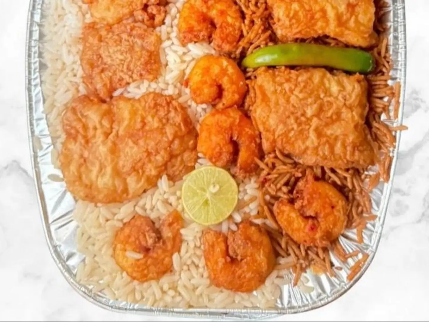 سمك فيليه مقلي مع 6حبات جمبري مقلي مع ارز مشكل صياديه وابيض مع الحمر والطحينه