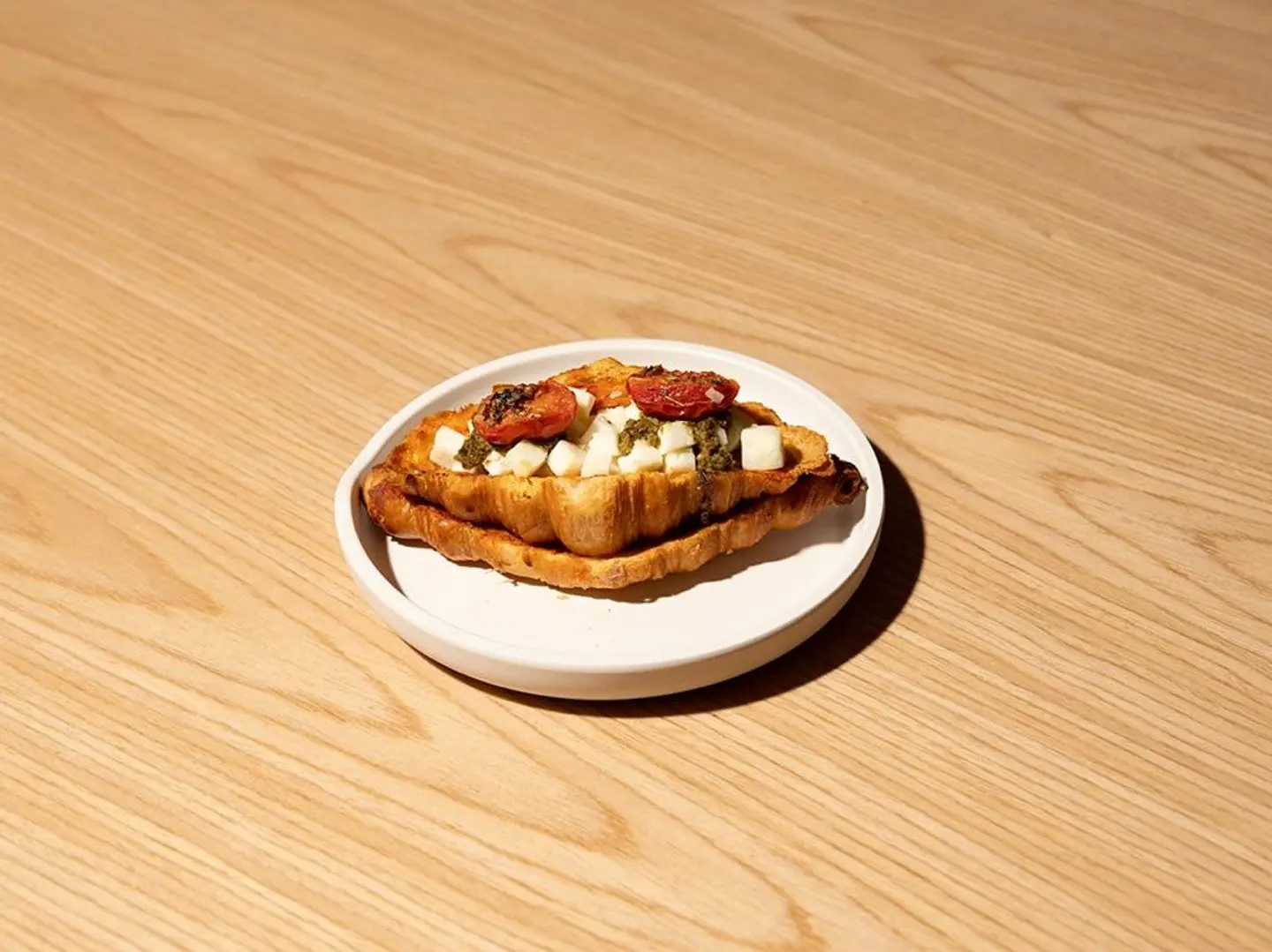 كرواسون حلوم بيستو قطعتين