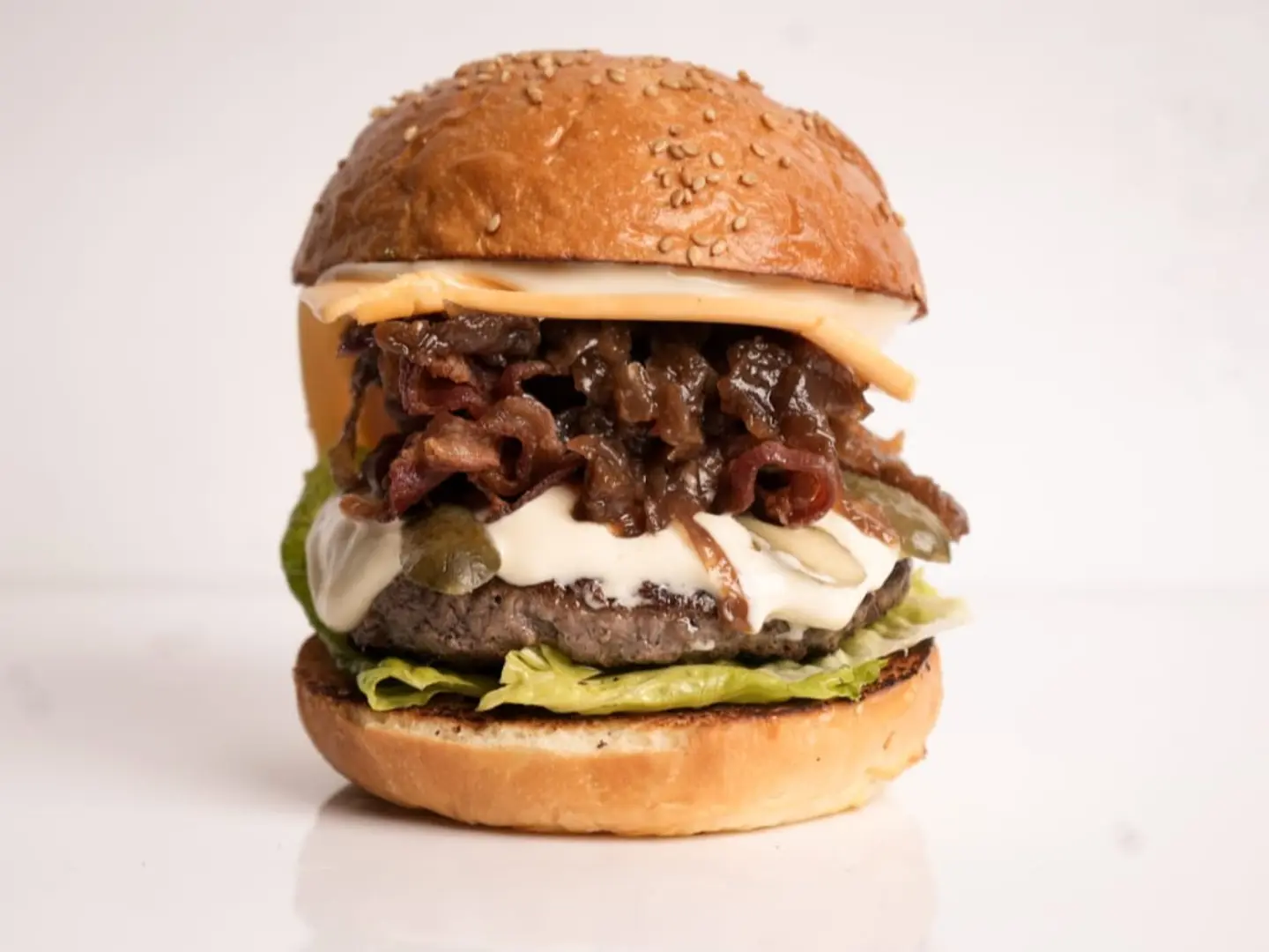 برجر مقرمش بالجبن ولحم المقدد