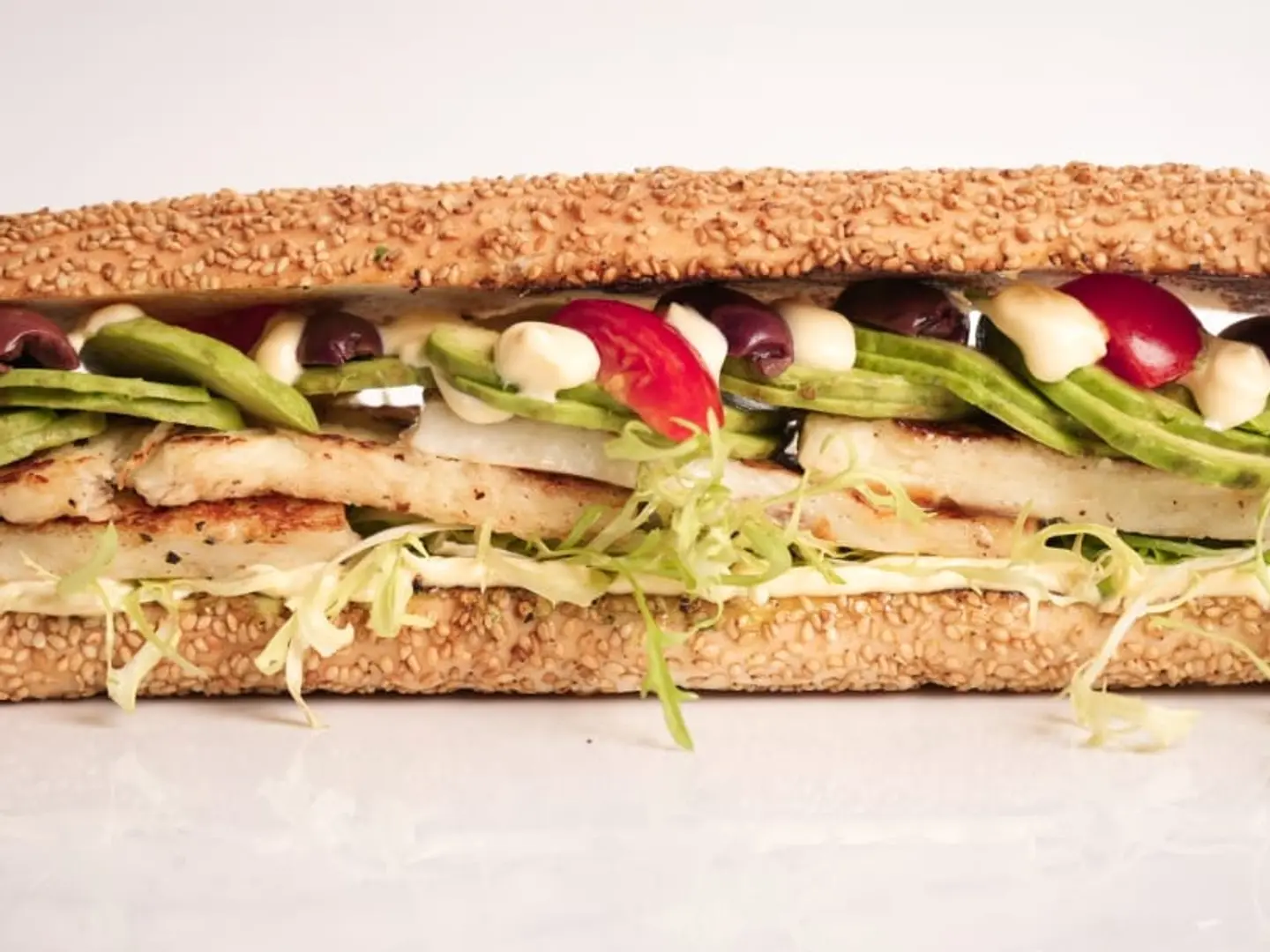 ساندويتش حلومي مشوي مع أفوكادو