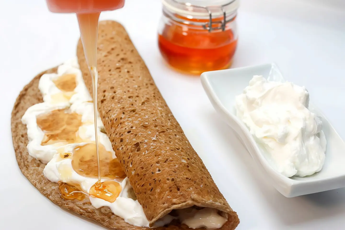 خبز صاج مع قشقوان و لبنة مع عسل