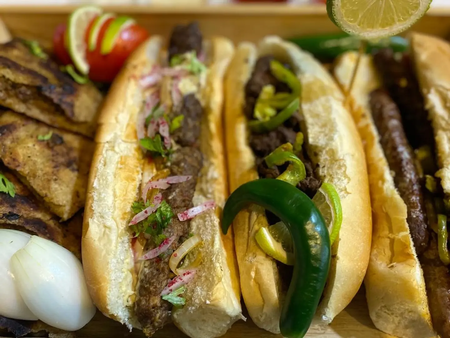 عرض الجدعان 1 سندوش سجق و 1 سندوش كبدة إسكندراني 1 كفتة و1 حواوشي