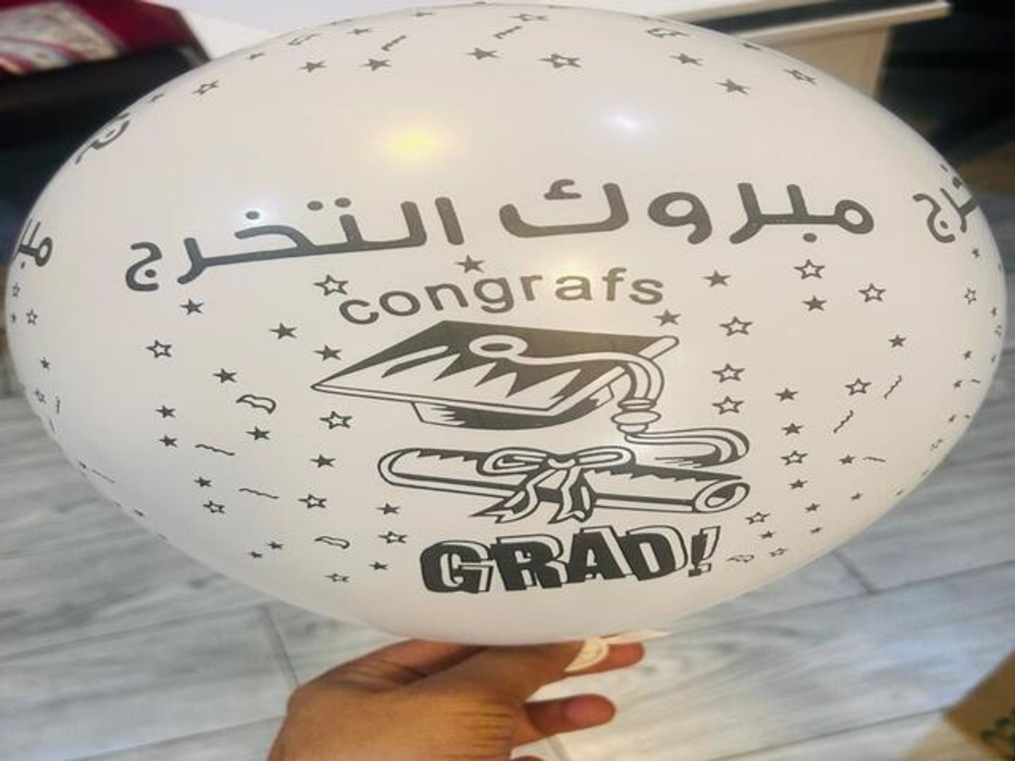 بالون التخرج أبيض