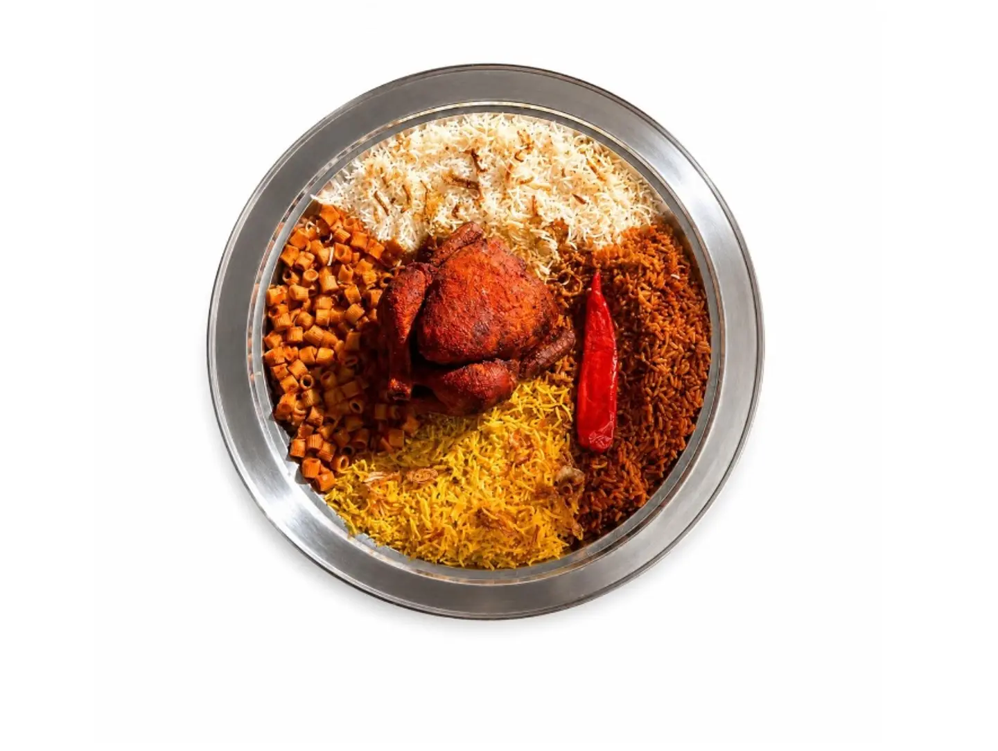 طبق طاهي مع 3انواع رز مع مكرونه مع رشة بهارات طاهي يقدم في صحن قصدير سفري