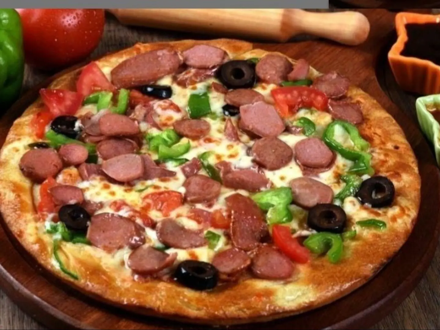 بيتزا بالنقانق والخضار