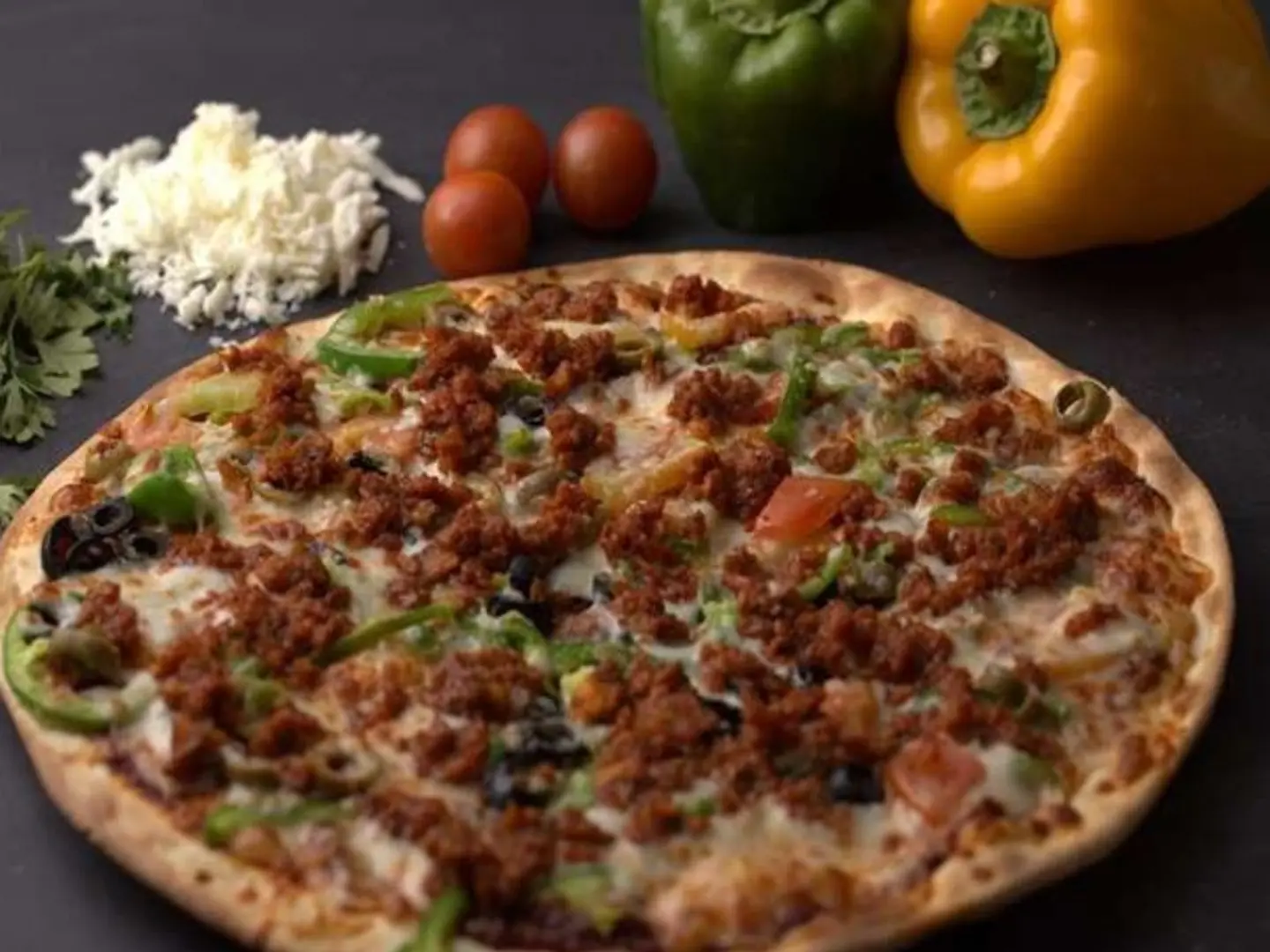 بيتزا بالخضار واللحم المفروم
