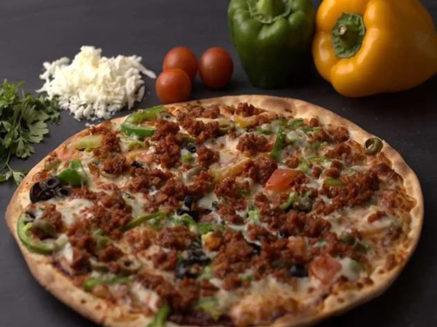 بيتزا بالدجاج المفروم والخضار