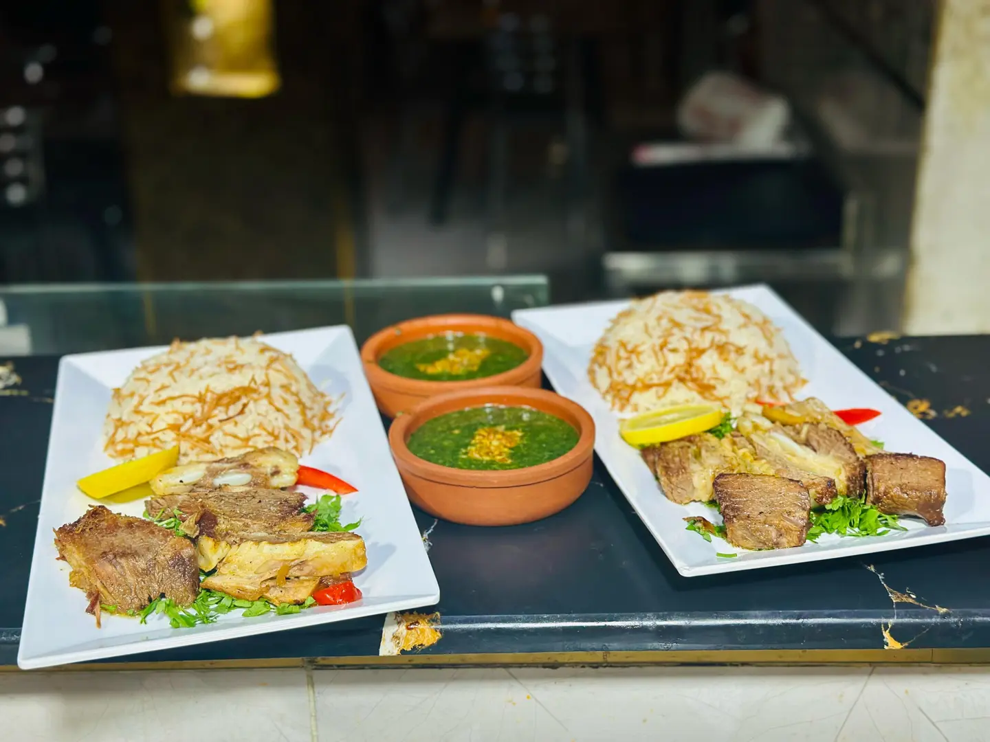 طلب لحمة محمرة مع الأرز والخضار