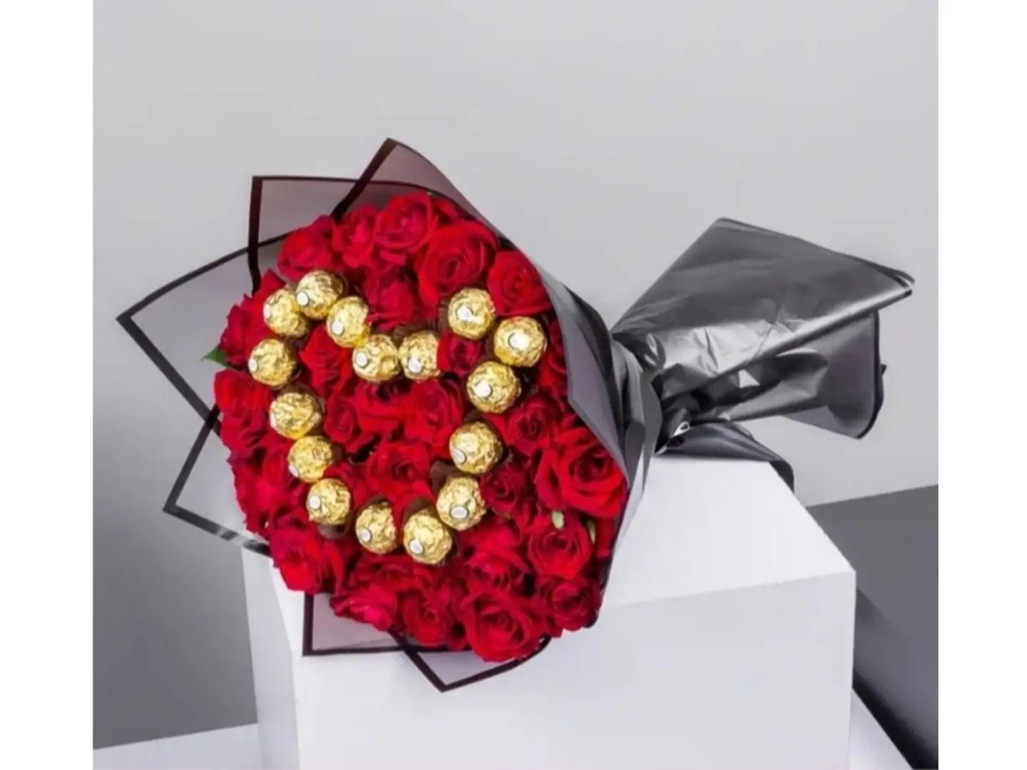 بوكيه احمر مع شوكولا