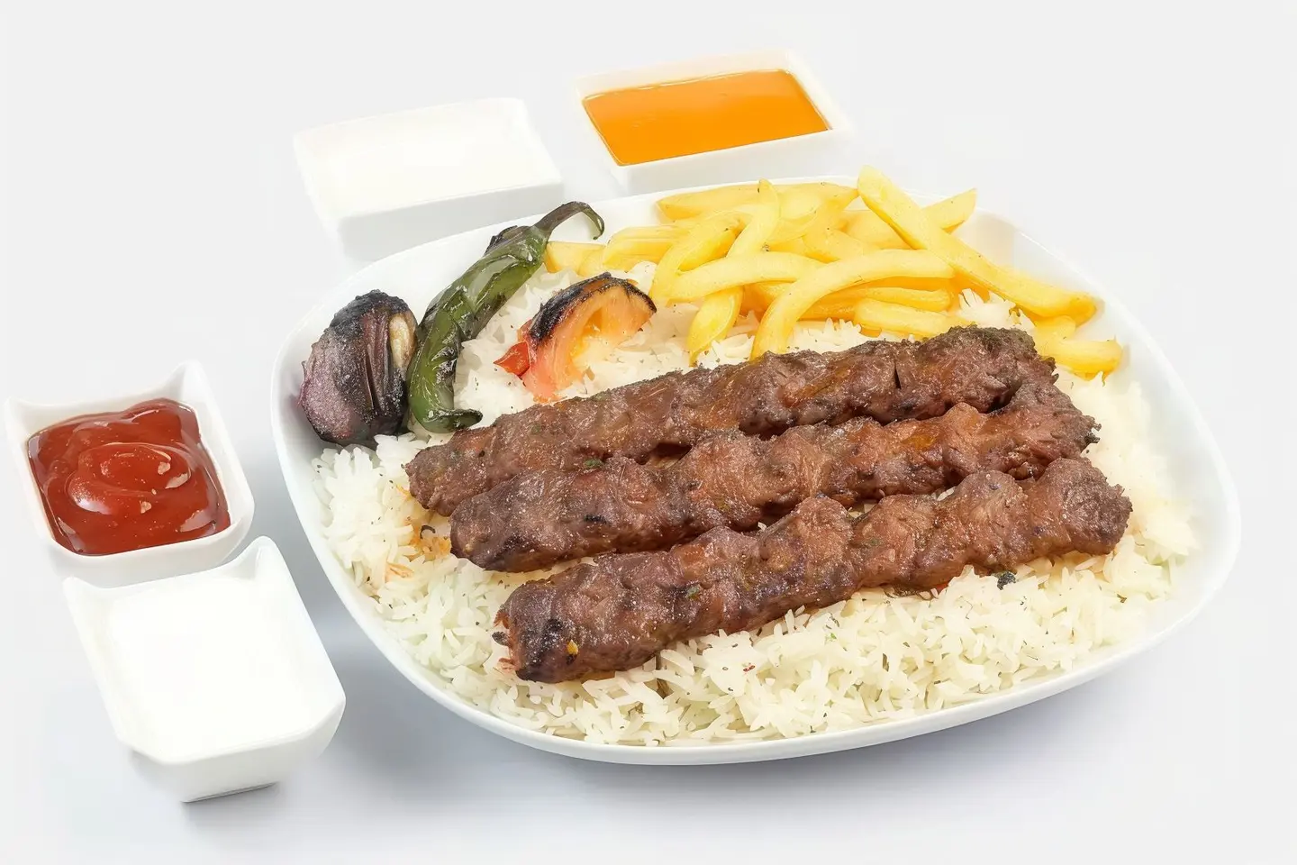 صحن نفر ثلاثة اسياخ كباب لحم مع الرز والبطاطس والسلطات