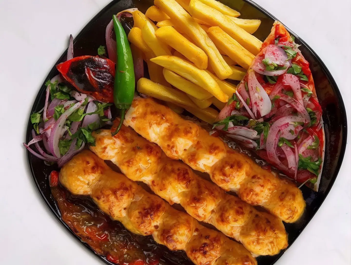 صحن واحد كيلو اثنا عشر سيخ كباب دجاج مع الرز والبطاطس والسلطات