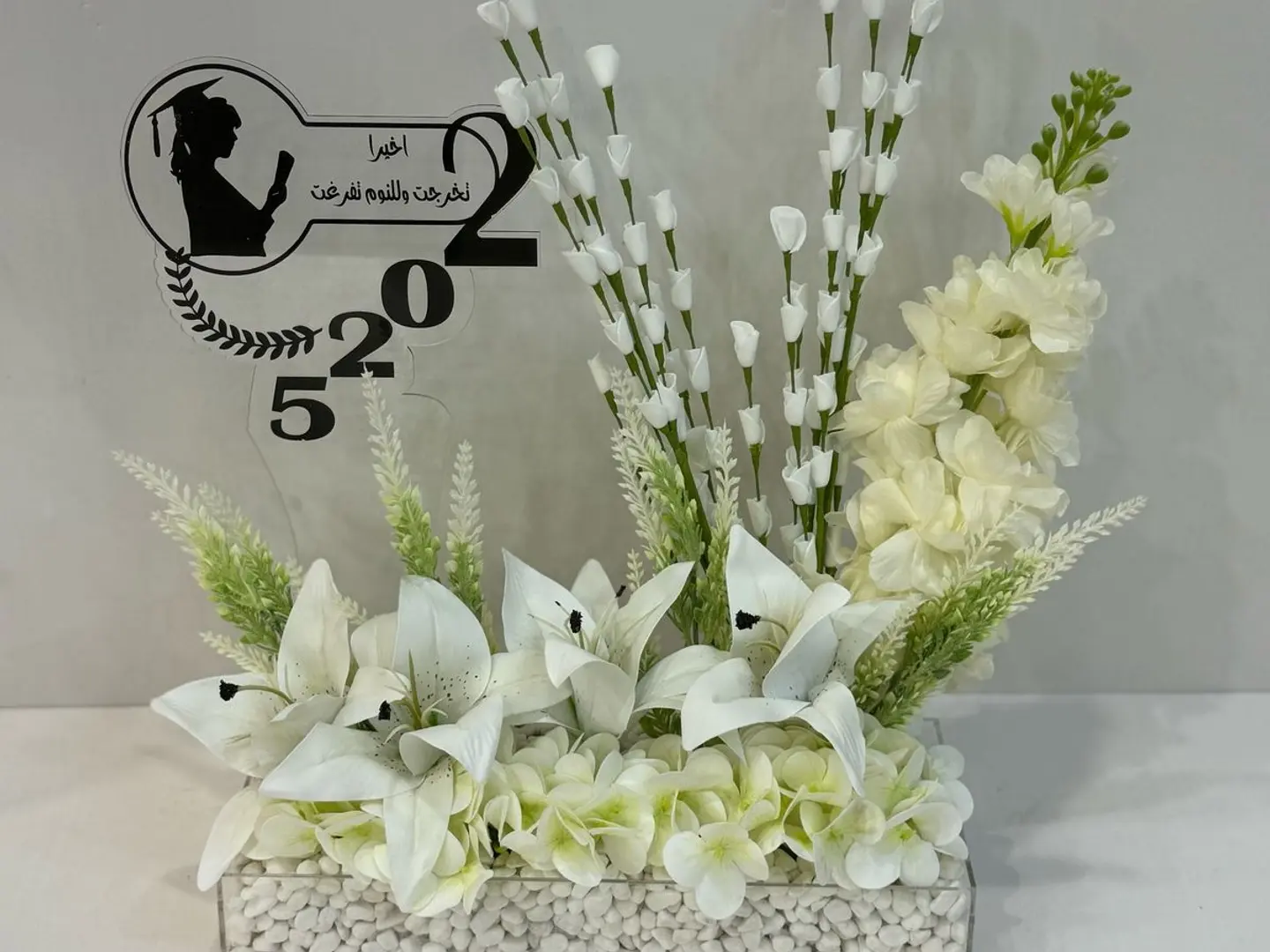 ستاند تخرج اكريلك شفاف مع تنسيق الورد