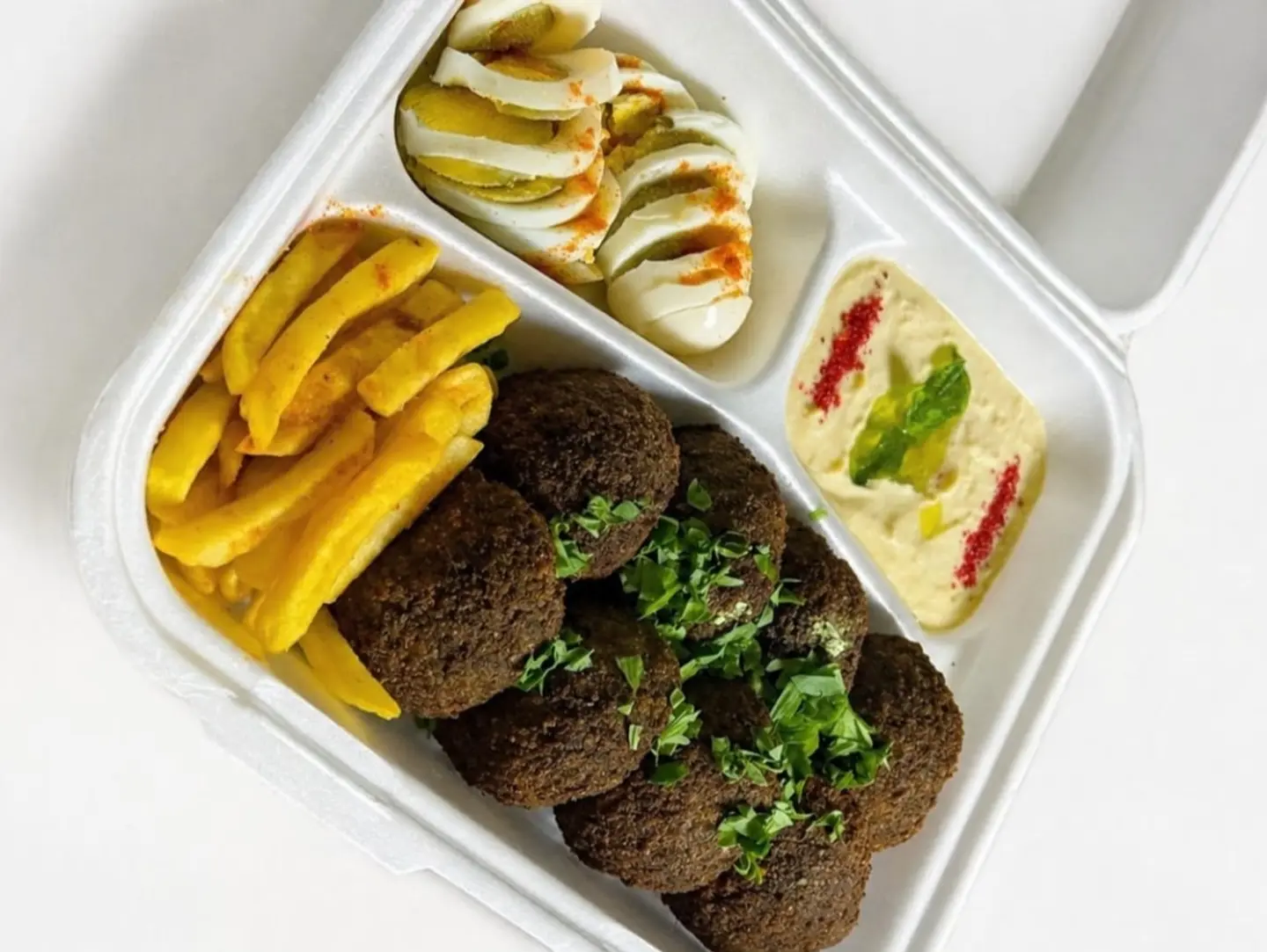 صحن فلافل مع بيض مشكل