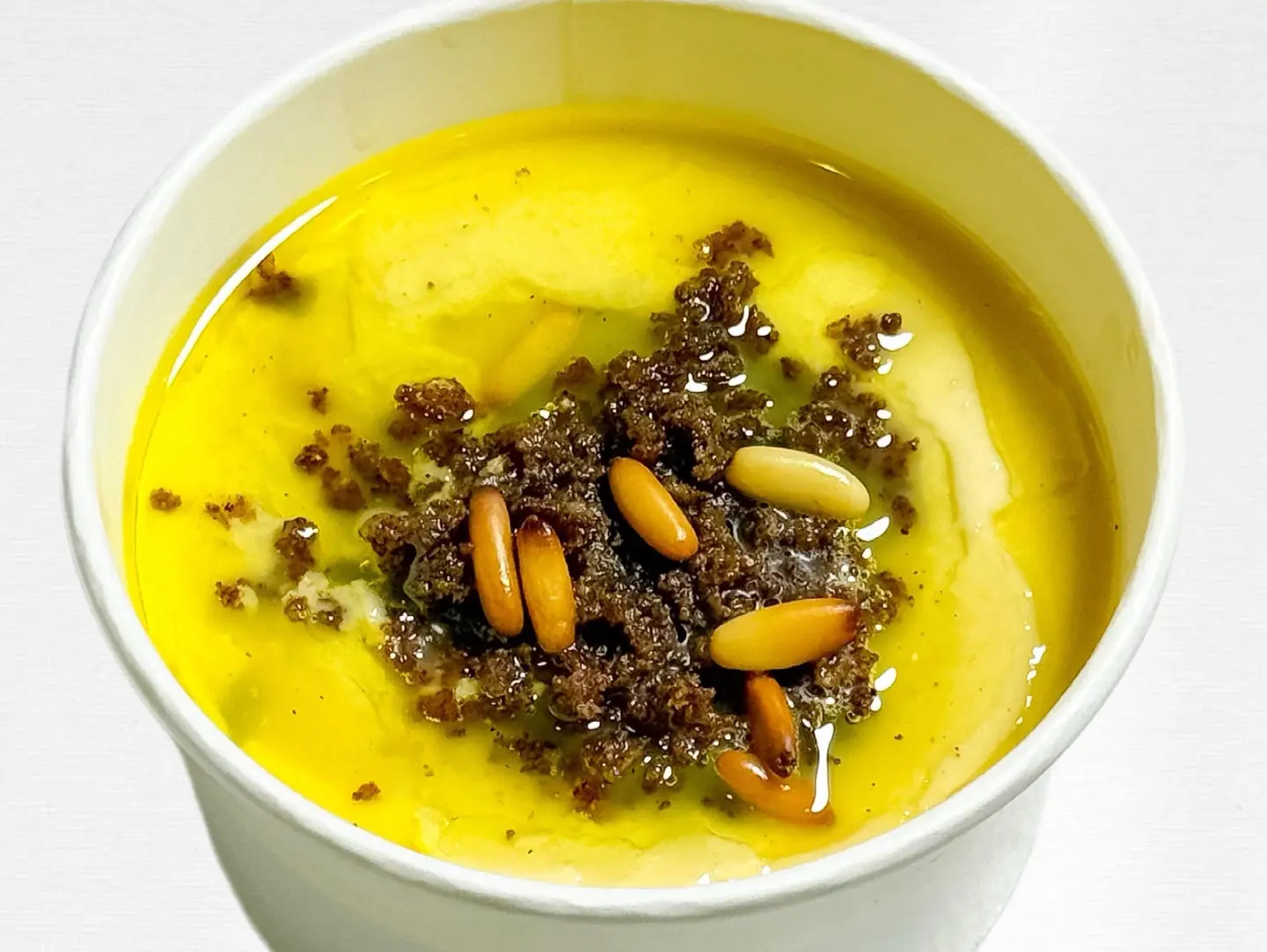 حمص مع اللحم المفروم والصنوبر