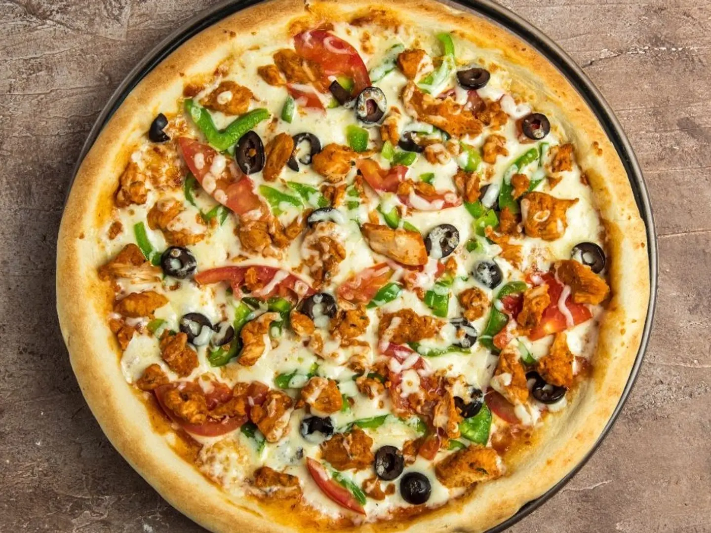 Medium Sized Vegetable Pizza With Chicken