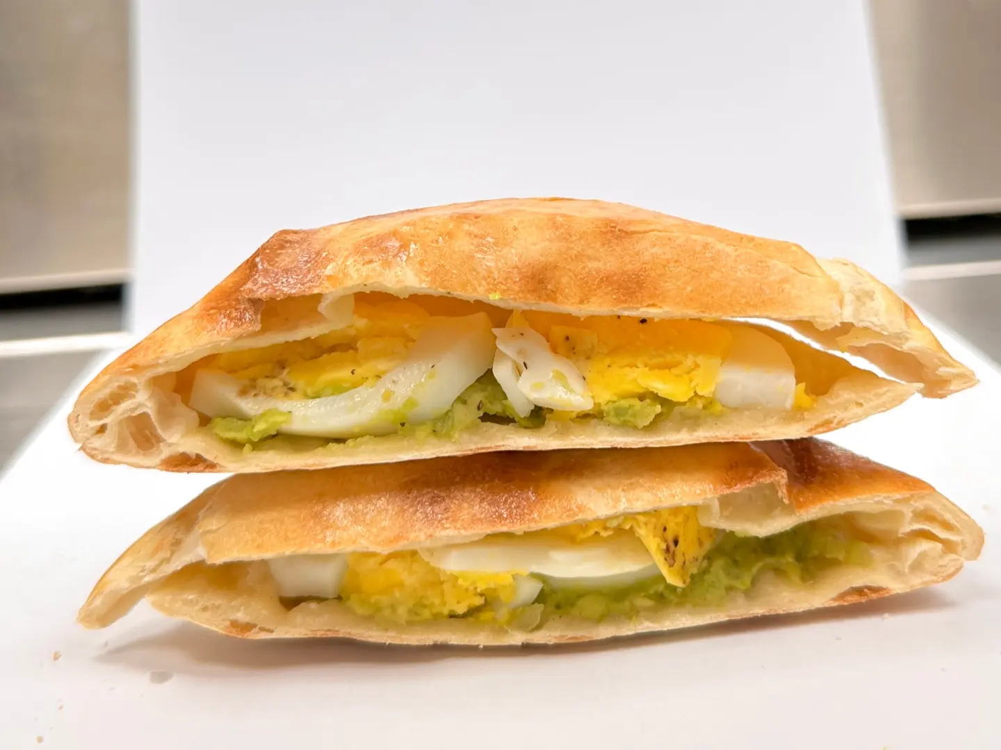 بيض افوكادو