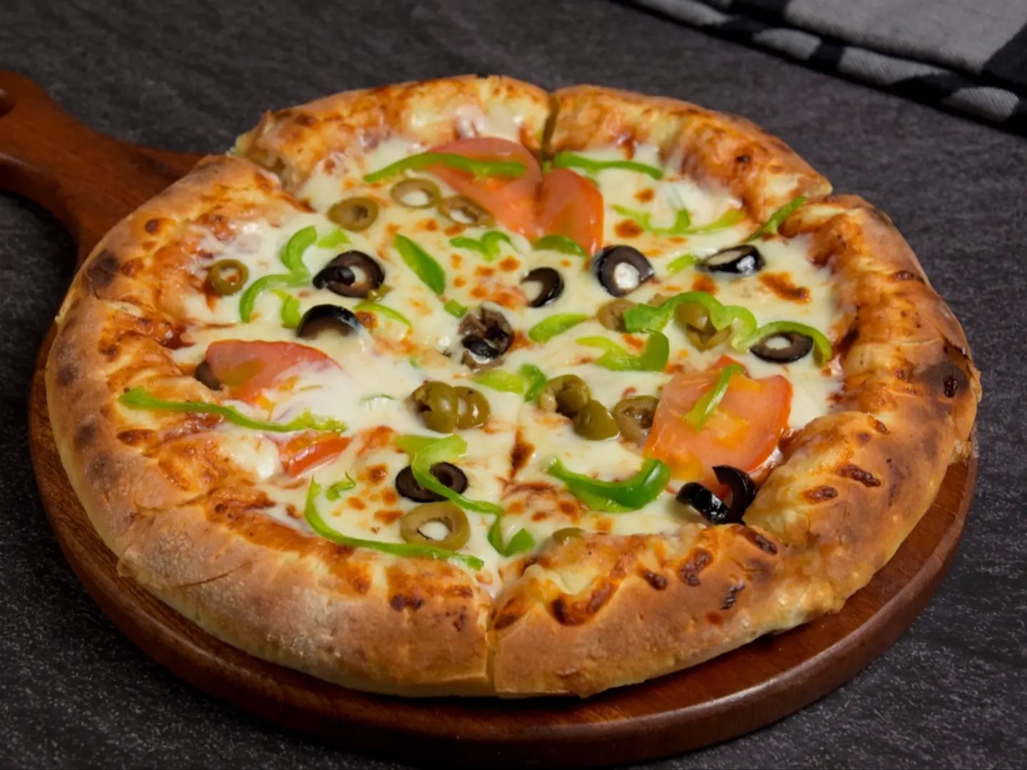 بيتزا اطراف جبنة وسط